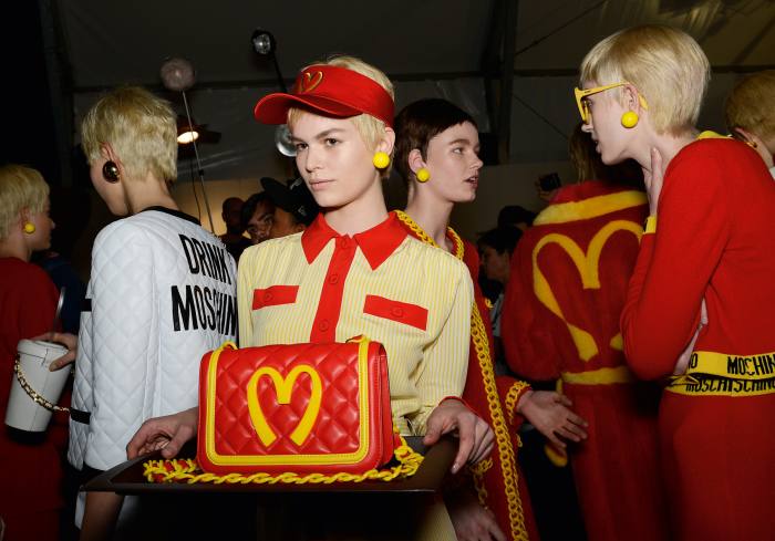 Colecția Vain x McDonald's, inspirată de fast-food Backstage la show-ul lui Jeremy Scott 2014 pentru Moschino în timpul Săptămânii Modei de la Milano