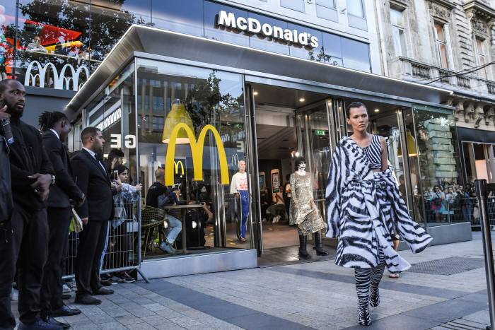 Colecția Vain x McDonald's, inspirată de fast-food Colecția de îmbrăcăminte pentru bărbați Vetements SS20 a fost prezentată la filiala McDonald's Champs-Élysées, Paris