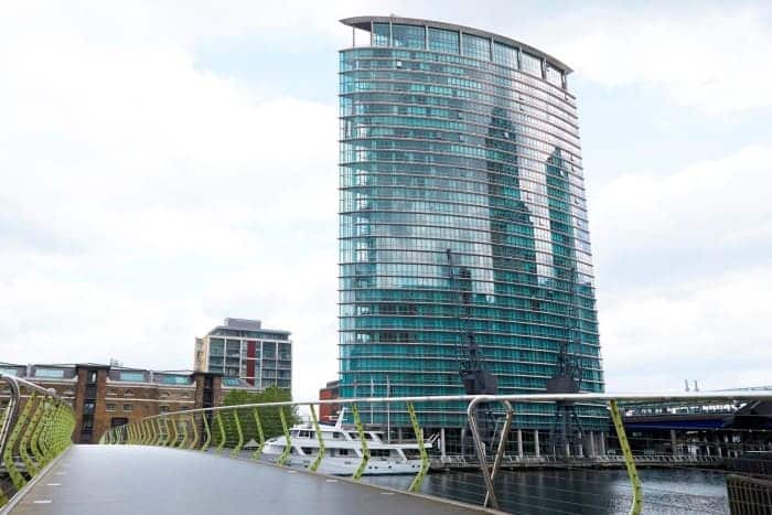 Pod gol în London Docklands cu One West India Quay în fundal