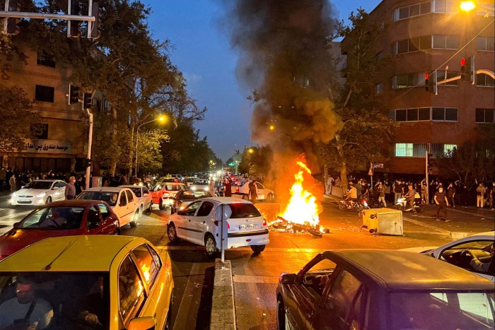 Motocicleta poliției arde în timpul protestelor