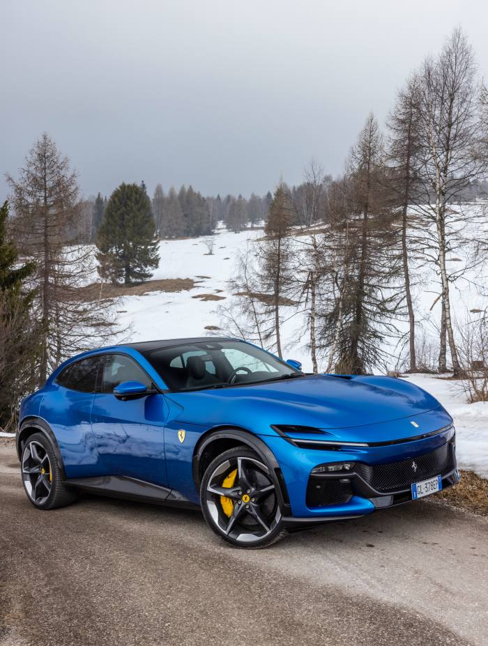 Un prim drive al noului Ferrari Purosangue Purosangue dezvoltă 715 CP pentru 0-62mph în 3,3s, cu o viteză maximă de aproape 200mph.