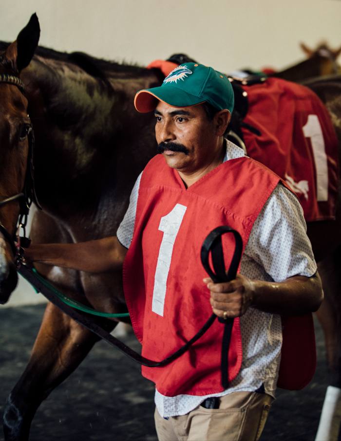 Un valet de cai la Gulfstream Park