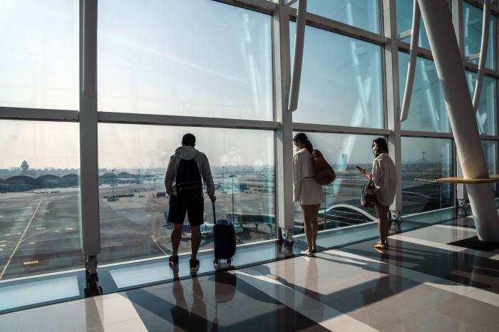 Călători pe pasarela de la Aeroportul Internațional Hong Kong