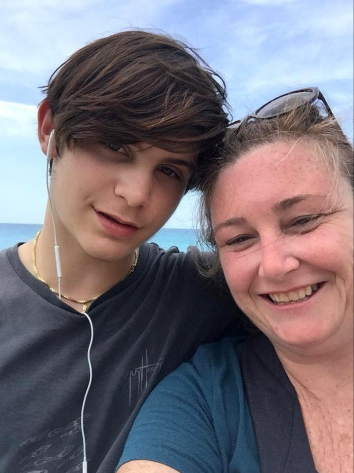 Ian Ezquerra și mama sa, Jennifer Mitchell