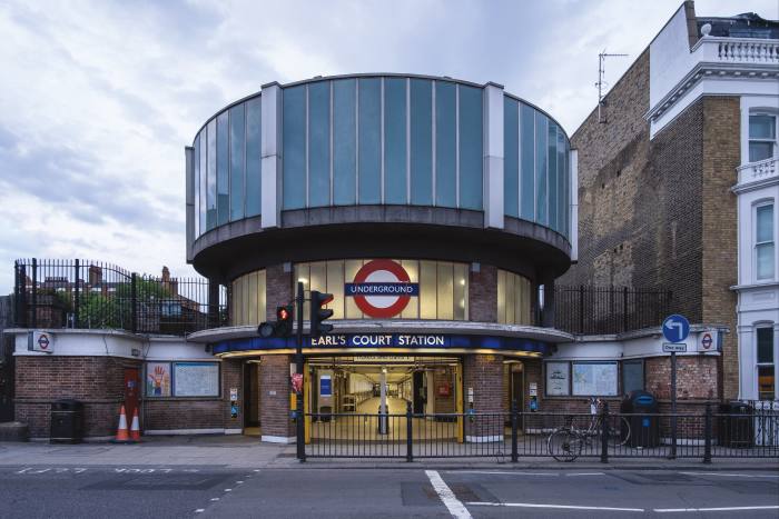 Rotonda de la intrarea Warwick Road a stației Earl's Court, Londra.