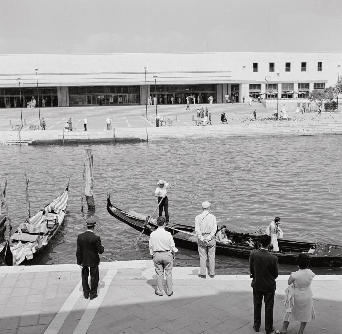 Gara principală din Veneția văzută de pe malul opus al Marelui Canal, 1957, din 