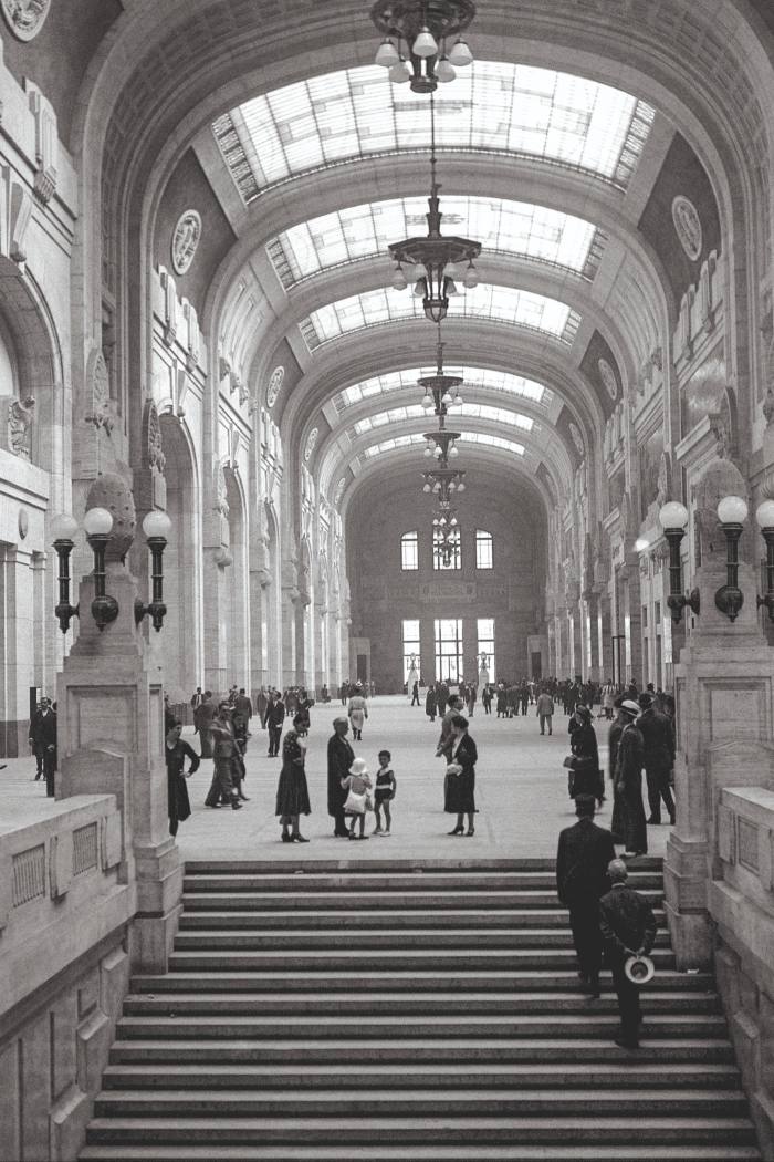 Galeria interioară, acoperită de o boltă de clopotniță cu luminatoare, în gara centrală din Milano, 1931, din Memoria gărilor