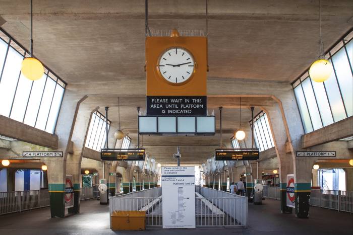 Stația Cockfosters, construită în 1933 și proiectată de Charles Holden, din stațiile de metrou din Londra.