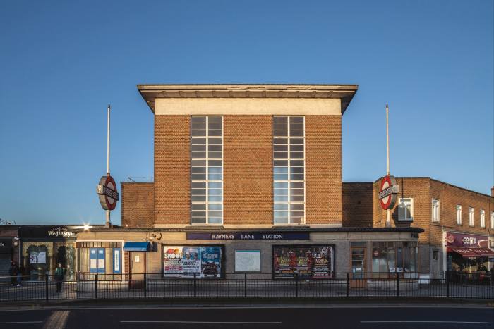 Stația Rayners Lane, clasificată ca fiind de gradul II, construită în 1938 și proiectată de Reginald Uren și Charles Holden, din stațiile de metrou din Londra