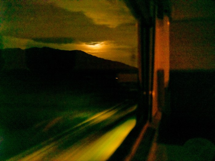 O priveliște a unui peisaj nocturn văzut dintr-un tren