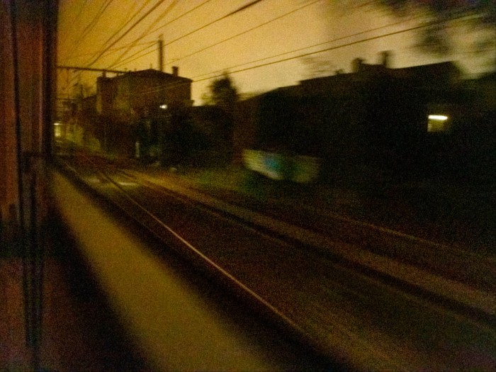 Vedere a căilor ferate în penumbră, văzută de la fereastra unui tren
