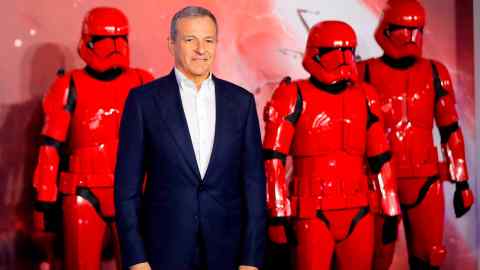 Directorul executiv al Disney, Bob Iger, pozează pe covorul roșu cu stormtroopers sith pentru premiera europeană a filmului