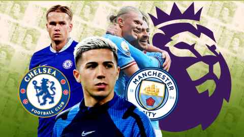 Patru fotbaliști, însemnele cluburilor lor și sigla Premier League