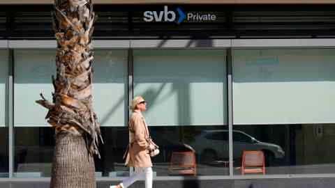 Un pieton trece pe lângă o sucursală Silicon Valley Bank din Pasadena, California