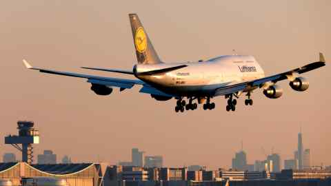 Un avion Lufthansa aterizează pe aeroportul internațional din Frankfurt am Main, Germania