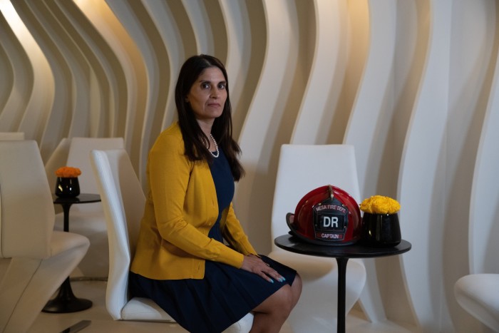 Dr. Vershalee Shukla, care conduce un program de depistare a primilor respondenți, stă cu o cască dăruită de Drew Mogalian la cabinetul ei pe 15 mai 2023 în Scottsdale, Arizona