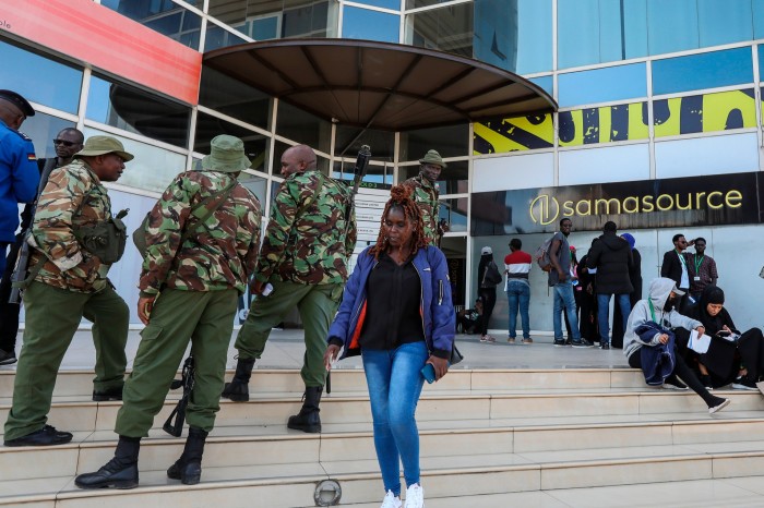 Poliția kenyană de revoltă monitorizează o demonstrație a moderatorilor de conținut Facebook în fața birourilor Sama din Nairobi la începutul acestei luni
