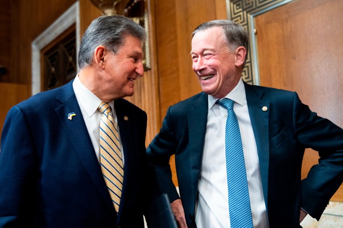 Senatorul democrat John Hickenlooper, în dreapta, cu colegul senator Joe Manchin 