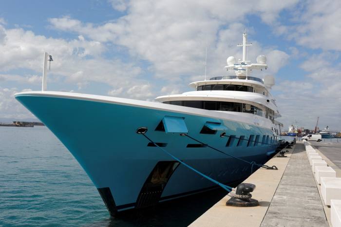 Superyacht Axioma andocat într-un port