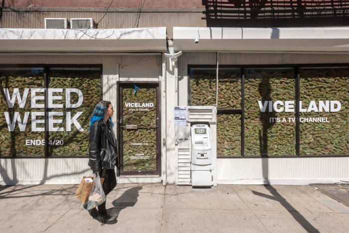O femeie din New York trece pe lângă o reclamă pentru Viceland. Canalul de televiziune, pe care Smith promisese că va 