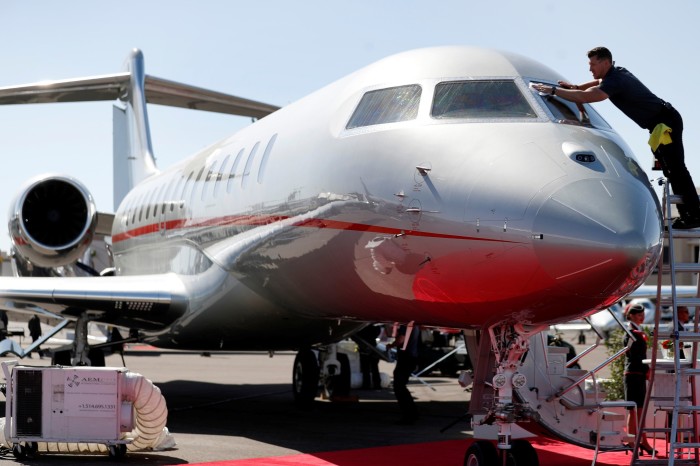 Un avion de afaceri VistaJet Global 7500 este curățat pe un aeroport din Nevada, SUA 