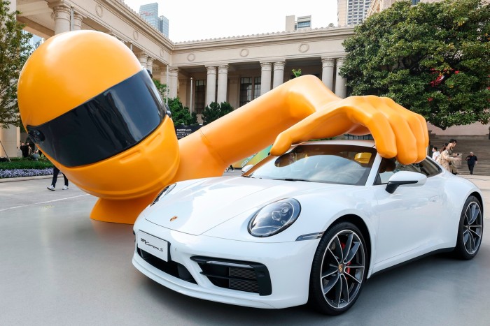 Un Porsche 911 Carrera S alb expus în Shanghai