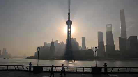 Vedere a districtului financiar din Lujiazui în timpul răsăritului de soare în Shanghai