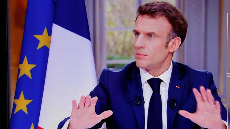 Emmanuel Macron încearcă să calmeze furia publicului față de reforma pensiilor din Franța
