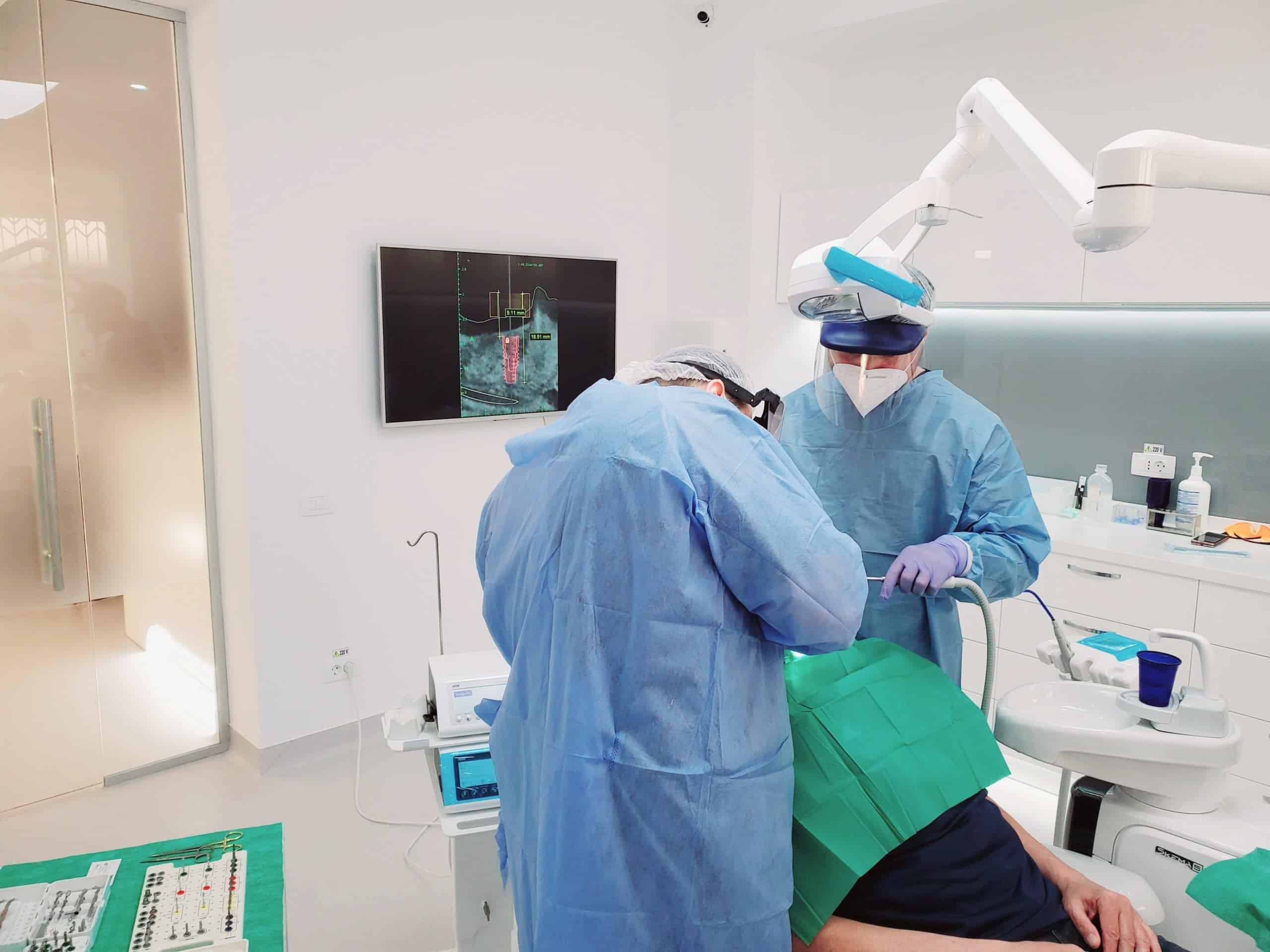 Află mai multe despre implanturile dentare, de la Omnia Dental