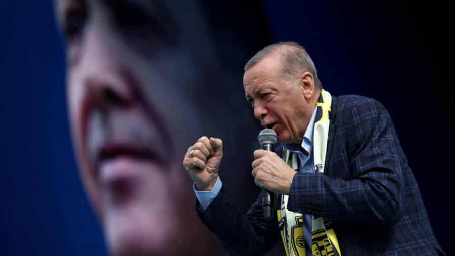 Politica „nesustenabilă” a lui Erdogan riscă vânzările de lire, avertizează agențiile de rating