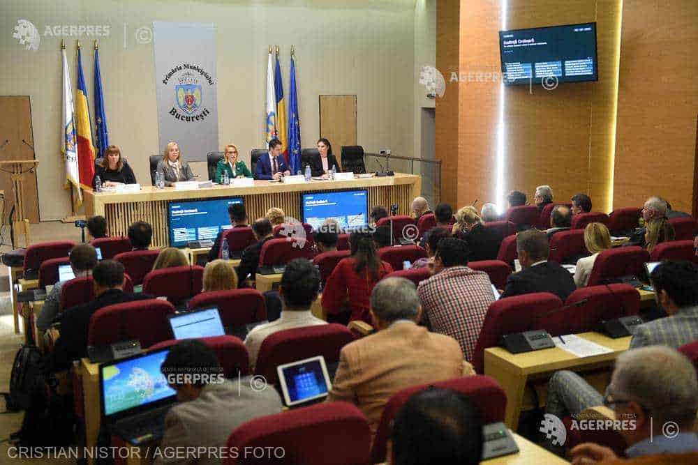 Centrul de donaţii şi voluntariat „Bebe de Bucureşti are hăinuţe”