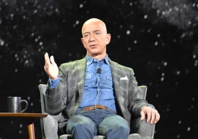 Fondatorul Amazon, Jeff Bezos, se va retrage din funcția de CEO, în timp ce vânzările au trecut de 100 de miliarde de dolari