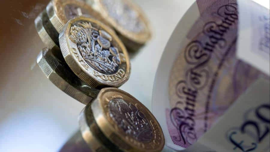 Lira sterlină scade pe măsură ce datele privind inflația indică o pauză a Băncii Angliei