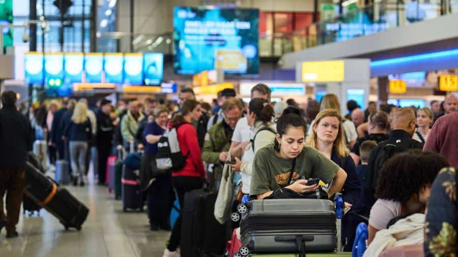 Companiile aeriene dau în judecată guvernul olandez din cauza plafonării zborurilor pe aeroportul Schiphol