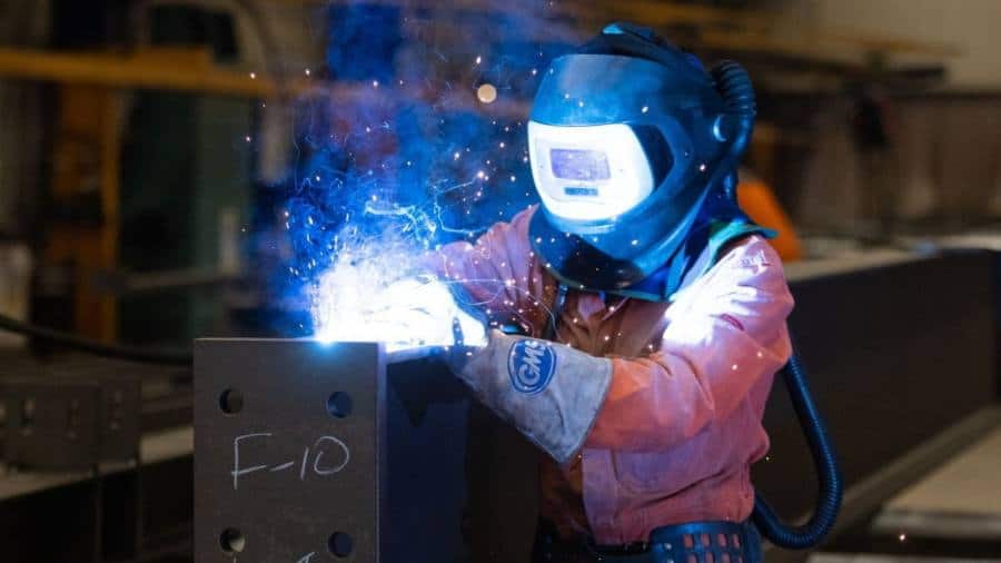 Economiștii prevăd o scădere mai mică a producției britanice în 2023