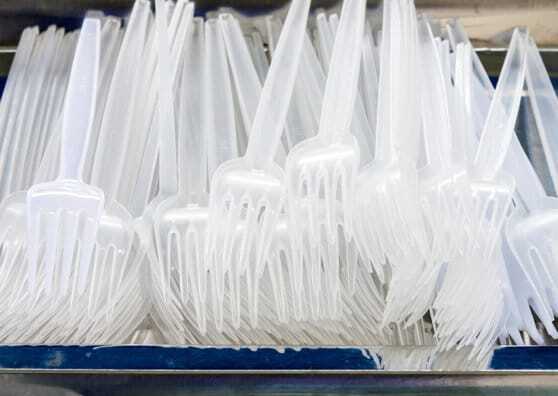 ANPC a sesizat Comisia Europeană despre lipsa reglemetărilor la tacâmurile din plastic