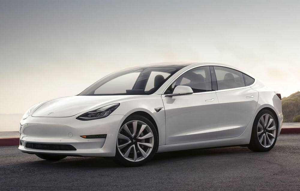 Modelul auto Tesla Model 3, lider peste BMW, Audi și Mercedes, în segmentul premium de clasă medie, în Europa