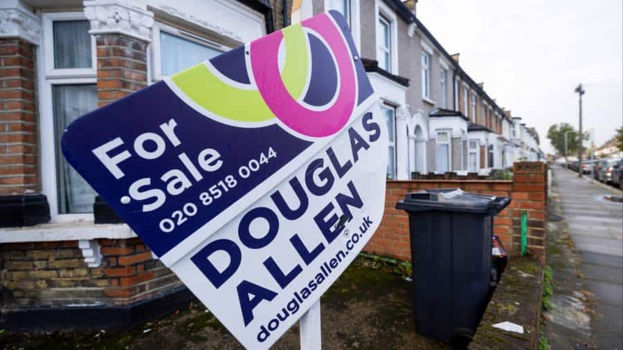 Anchetatorii britanici, mai puțin pesimiști în privința perspectivelor pieței imobiliare în martie