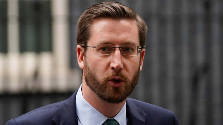 În Marea Britanie, Simon Case, ia în considerare ieșirea anticipată după presiunea WhatsApp