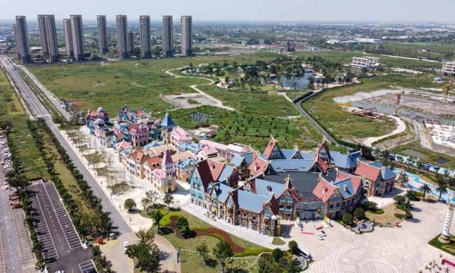Prăbușirea companiei chineză de dezvoltare imobiliară Evergrande, ar putea zgudui economia chineză și ar putea genera o undă de șoc pe piețele globale.