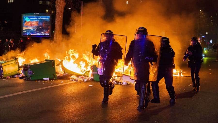 Protestele cresc pe măsură ce Macron se confruntă cu un vot de cenzură asupra reformei pensiilor