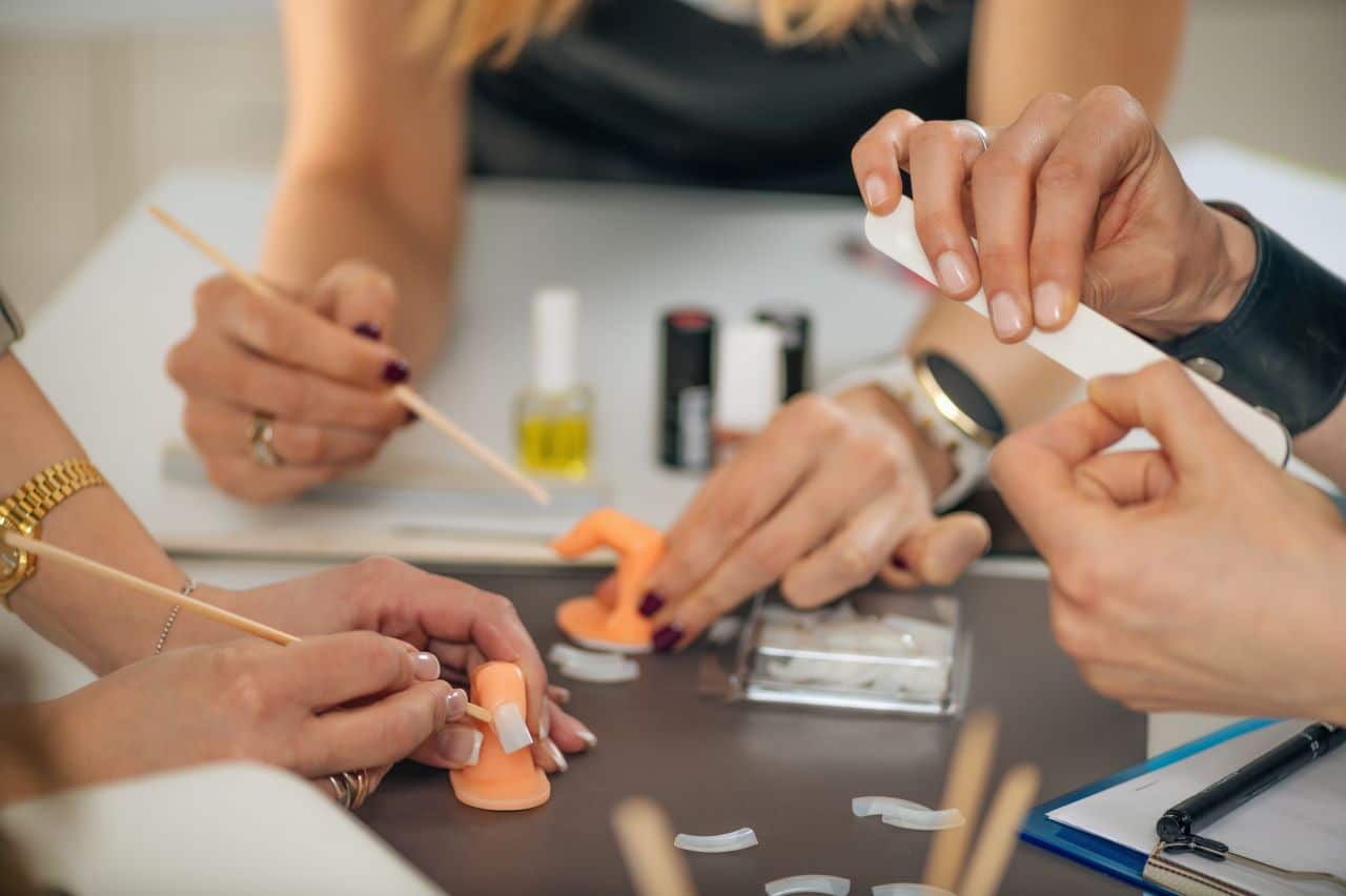 5 secrete ale manichiurii pentru ocazii pe care le înveți la un curs de unghii cu gel