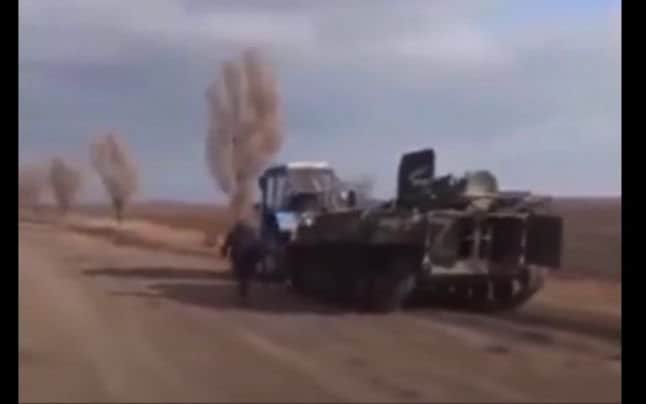 Tractoarele au devenit un simbol al rezistenței şi forţei în Ucraina