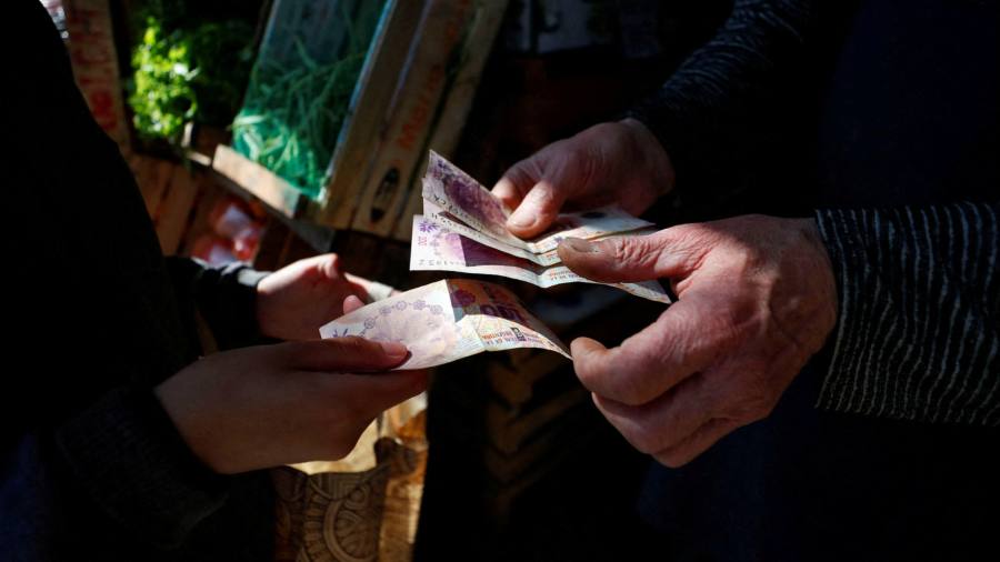 Rata inflației din Argentina depășește 100% pentru prima dată în ultimele trei decenii