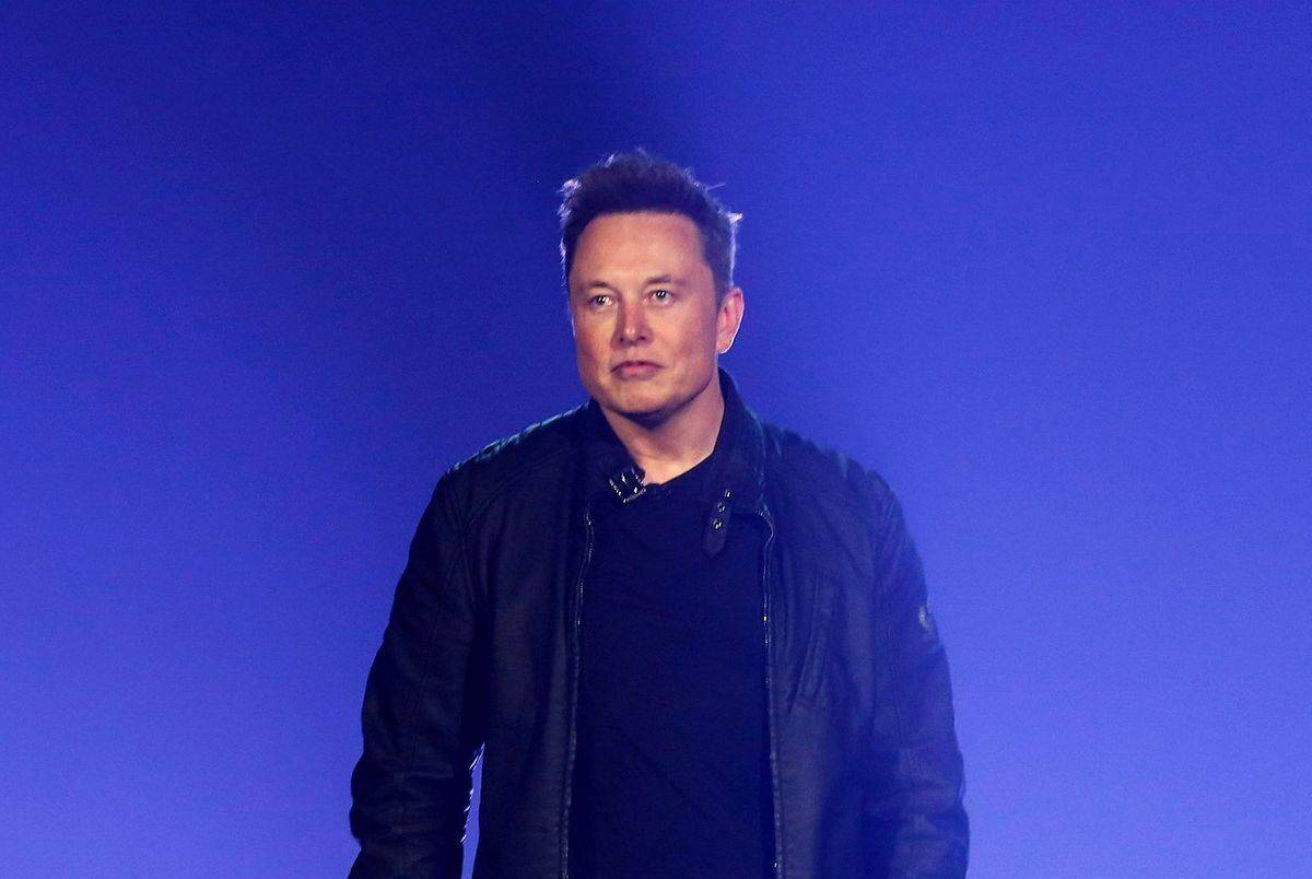 Elon Musk trebuie să se pregătească să vândă 10 la sută din acțiunile Tesla, după ce aproape 58% dintre respondenţi au spus „Da”