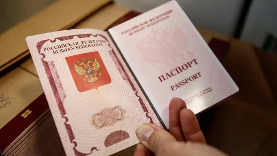 Rusia confiscă pașapoarte de la înalți oficiali pentru a opri dezertările