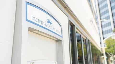 Actiunile PacWest se prabusesc cu 50 in timp ce