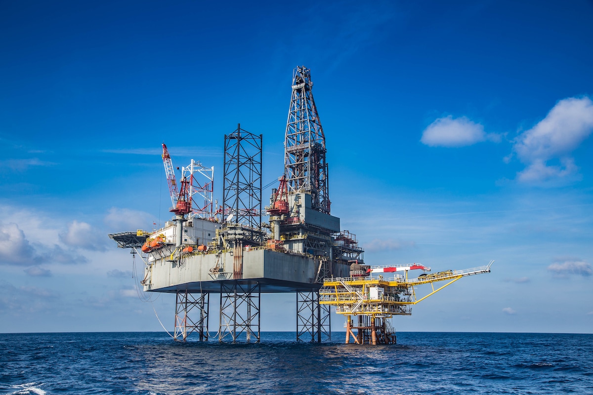 Kathleen Kavalec, și Nicolae Ciucă discută despre impozitarea petrolului și gazelor offshore