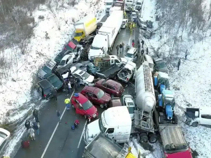 Un carambol cu 60 de maşini s-a produs în SUA, în timpul unei furtuni de zăpadă