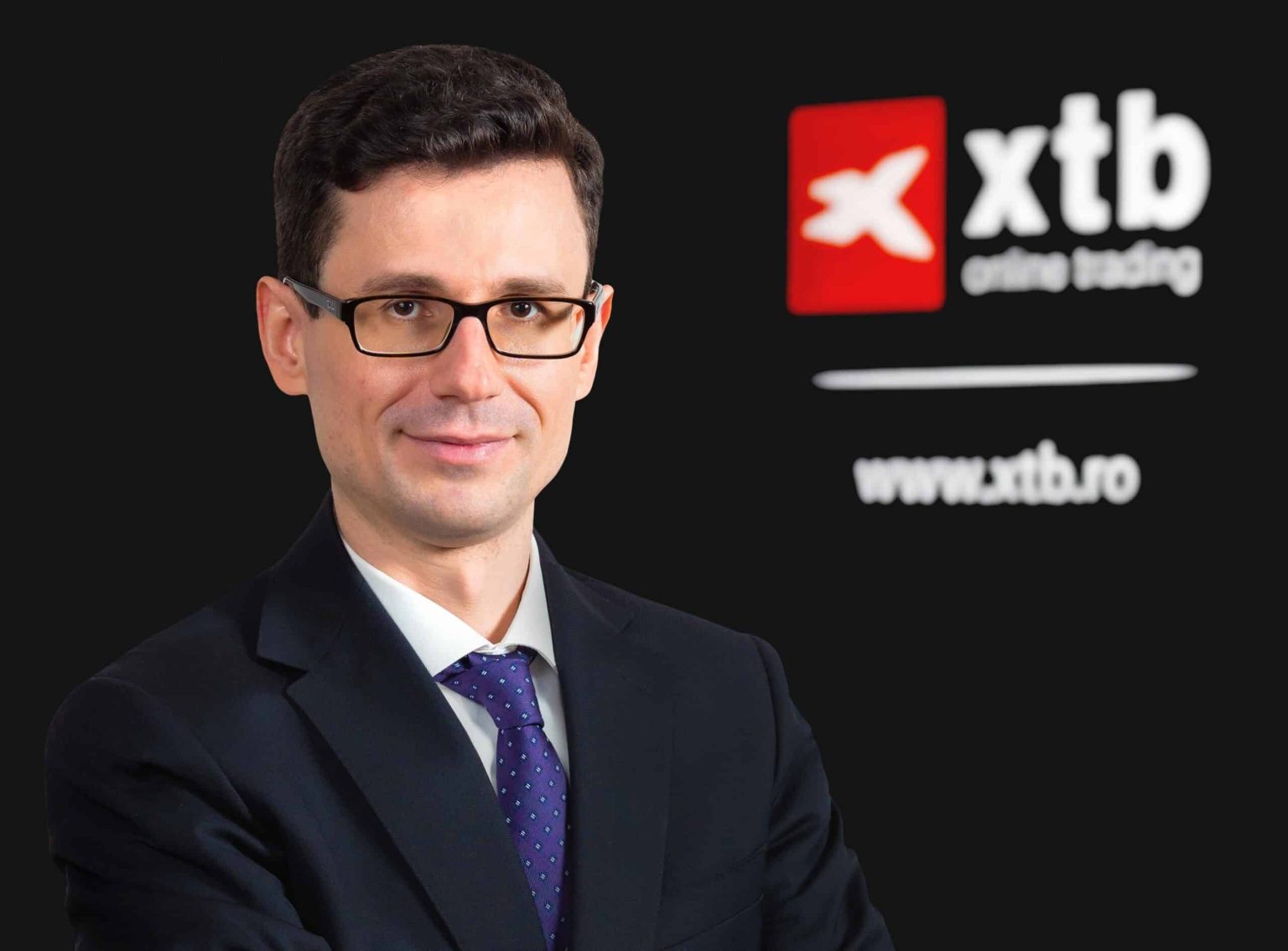 Claudiu Cazacu Consulting Strategist in cadrul XTB Romania scaled 2